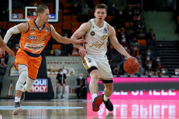 互动更显自 互动更显自